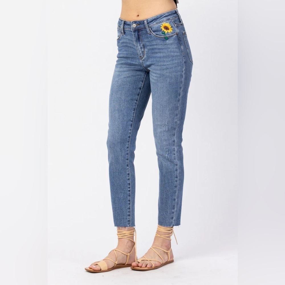 Judy Blue High Rise Relaxed Fit Sunflower Embroidered Jeans 88257 size 15/32 - Picture 3 of 6